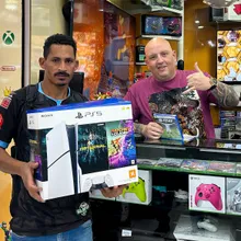 Cliente retirando o produto na loja Games Express SP