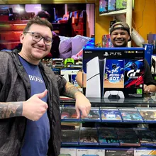 Cliente retirando o produto na loja Games Express SP