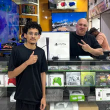 Cliente retirando o produto na loja Games Express SP