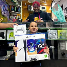 Cliente retirando o produto na loja Games Express SP