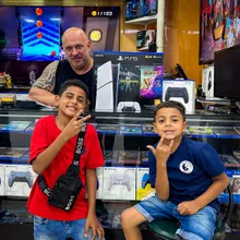 Cliente retirando o produto na loja Games Express SP