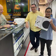 Cliente retirando o produto na loja Games Express SP